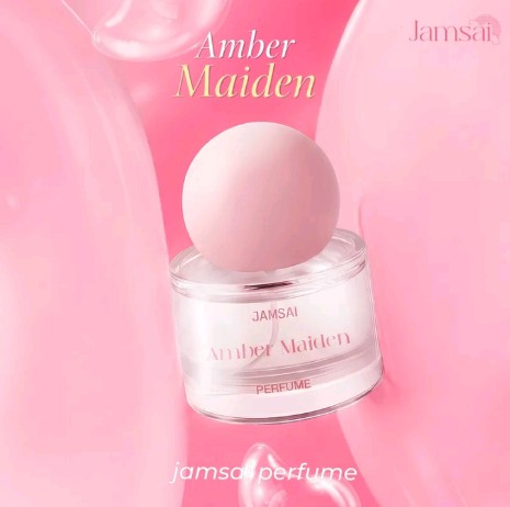 Amber Maiden โทนกลิ่นฟลอรัล ฟรุตตี้ กรูมองด์ แนวกลิ่นที่ สดใส หวานหอม สนุกสนาน เริ่มต้นด้วยความสดชื่นจากแอปเปิ้ลและซิตรัสตามด้วยมิติ ความนุ่มละมุนจากวิปครีม เผยความหอมหวานจากดอกจัสมิน และแอมเบอร์ ปิดท้ายด้วยมัสก์ วานิลลา โอ๊คมอสที่อบอุ่นและ หอมติดทน (สีชมพู) ใช้ได้ทั้งผู้หญิงและผู้ชาย10ml.(รับ17450แต้ม)